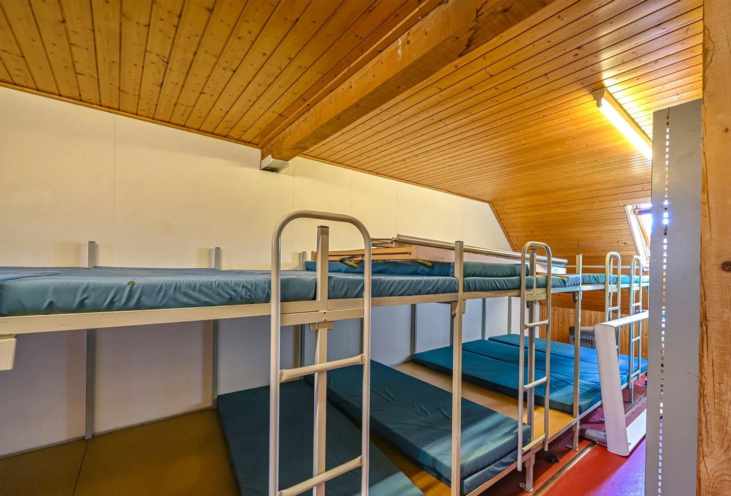 Restaurant with apartments and rooms as well as barn - Photo 9 of 30