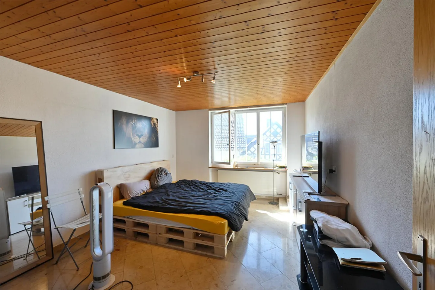 Restaurant with apartments and rooms as well as barn - Photo 13 of 30