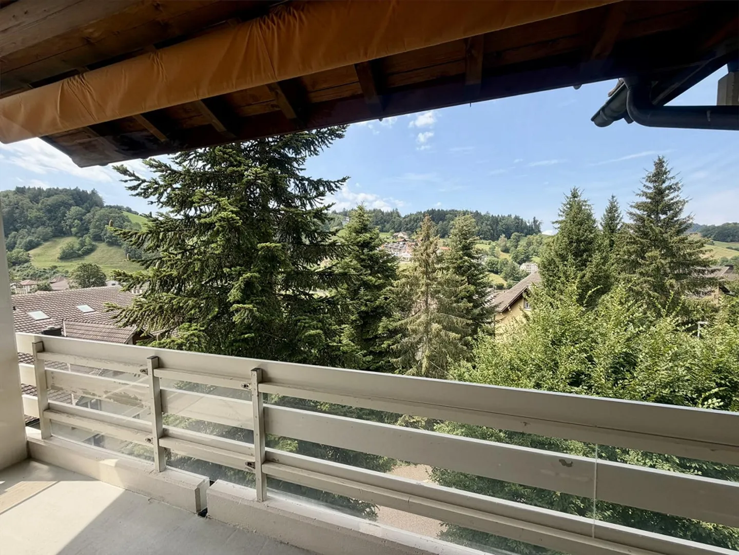 Bright 4.5-room apartment with balcony and great view - Photo 1 of 17