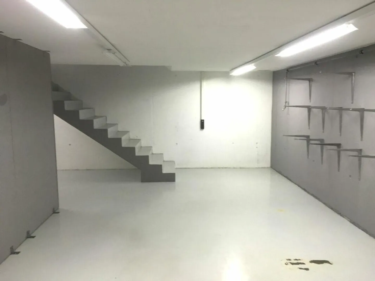Propriété résidentielle et commerciale spacieuse avec atelier, galerie et places de parking - Photo 8 sur 16