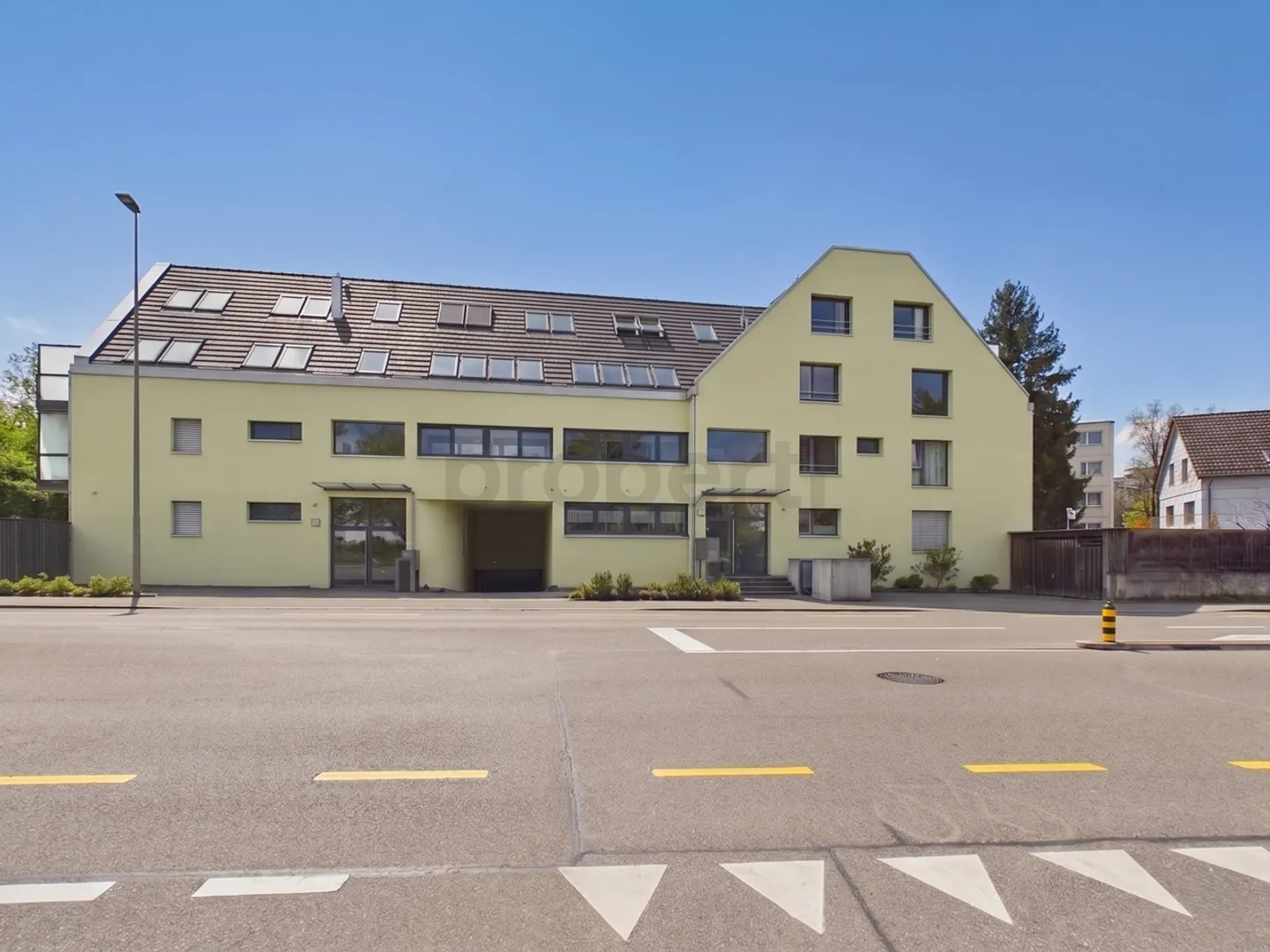 Appartamento spazioso in posizione centrale con balcone, giardino d'inverno e 2 posti auto sotterranei - Foto 10 di 11