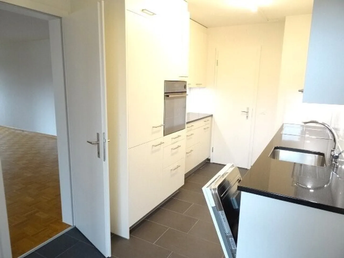 Large 3.5-room apartment of 102 m² on the top floor of the 3rd floor - Photo 2 of 10