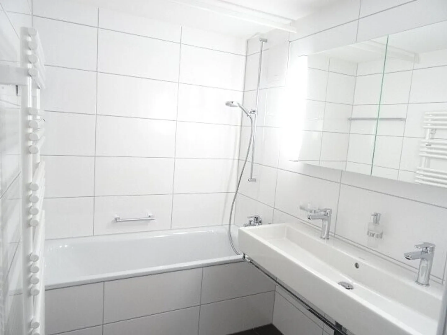 Large 3.5-room apartment of 102 m² on the top floor of the 3rd floor - Photo 4 of 10