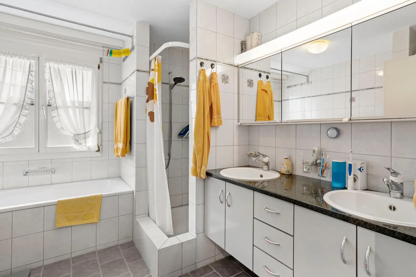 Spacious apartment with fireplace & panoramic view - centrally located in Widnau - Photo 9 of 15