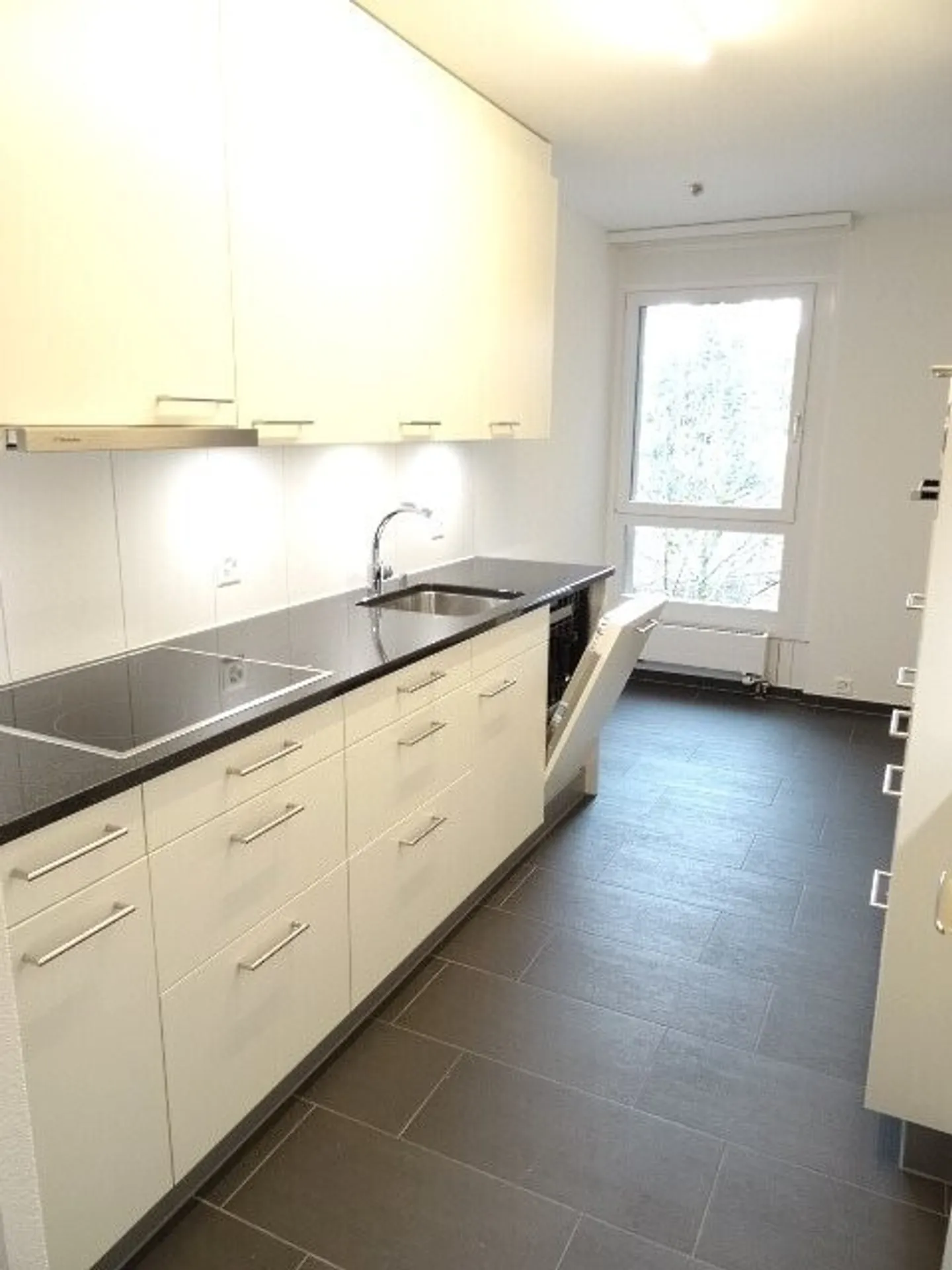Large 3.5-room apartment of 102 m² on the top floor of the 3rd floor - Photo 3 of 10