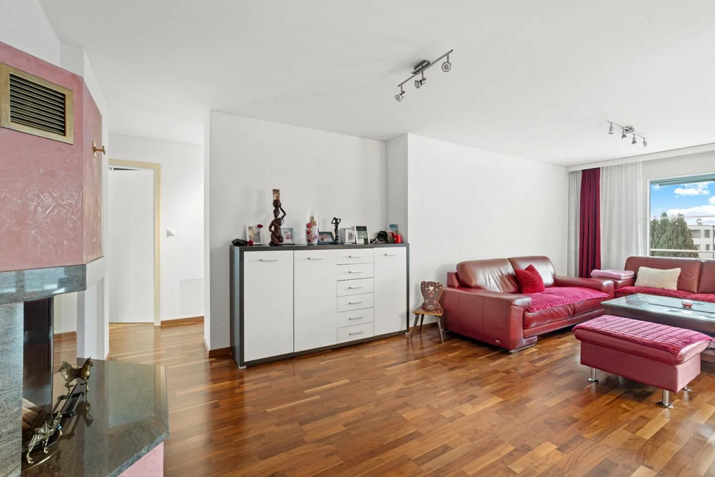 Spacious apartment with fireplace & panoramic view - centrally located in Widnau - Photo 3 of 15