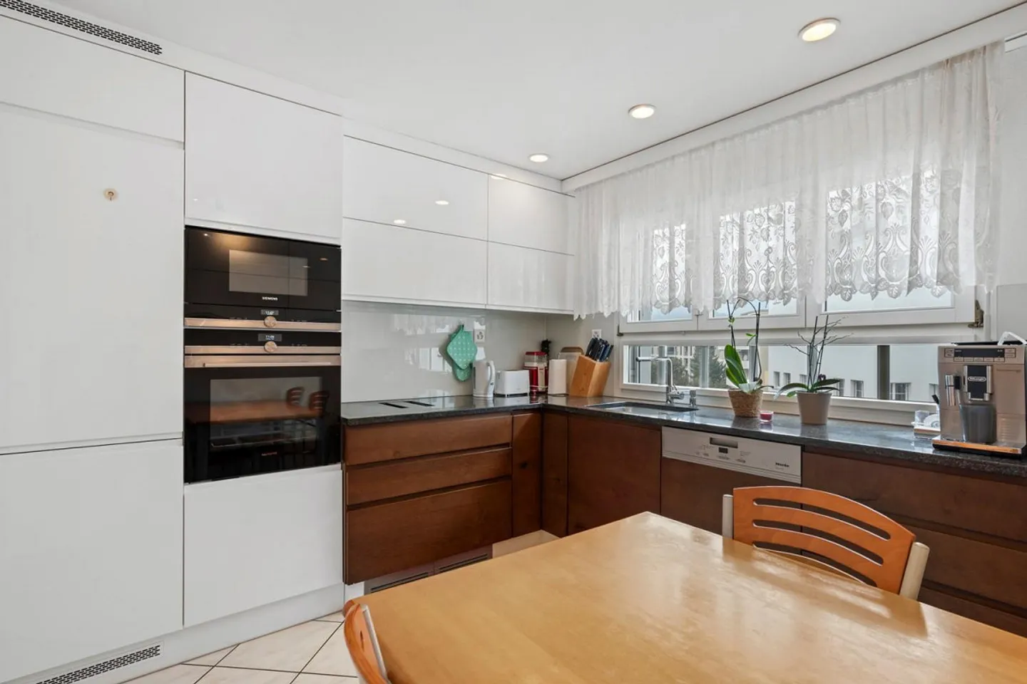 Spacious apartment with fireplace & panoramic view - centrally located in Widnau - Photo 4 of 15