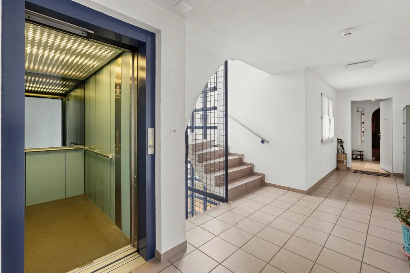 Spacious apartment with fireplace & panoramic view - centrally located in Widnau - Photo 11 of 15