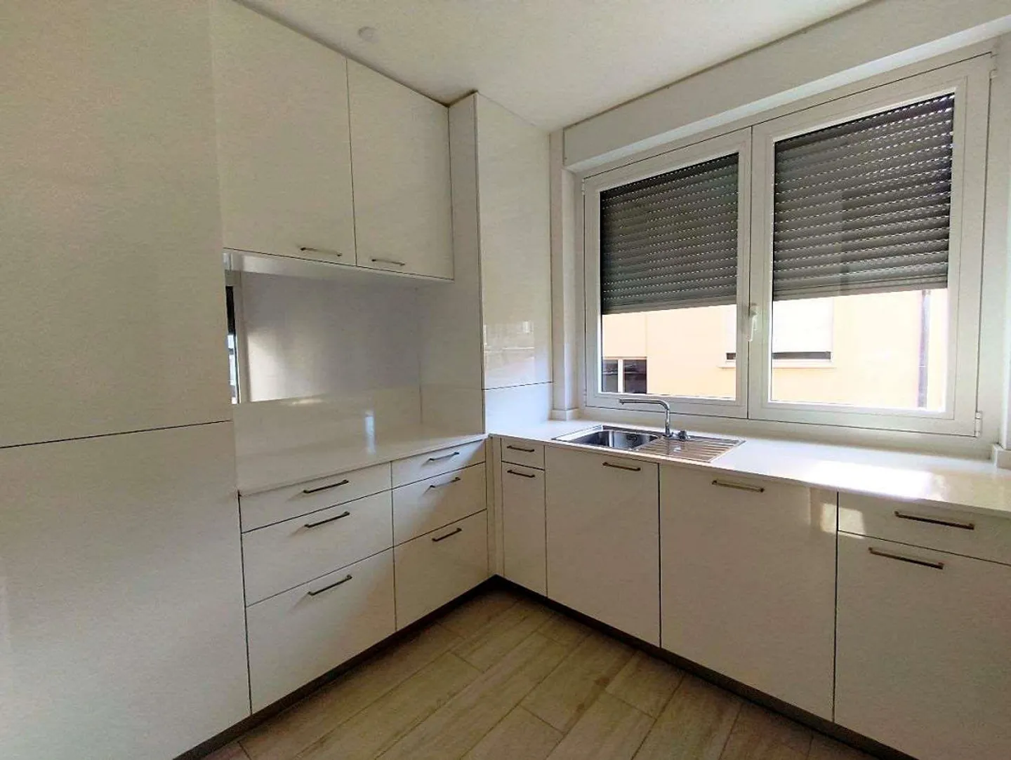 Lugano Cassarate - Splendide 4.5 Pièces (Quatre-pièces) dans un Quartier Résidentiel - Photo 3 sur 8
