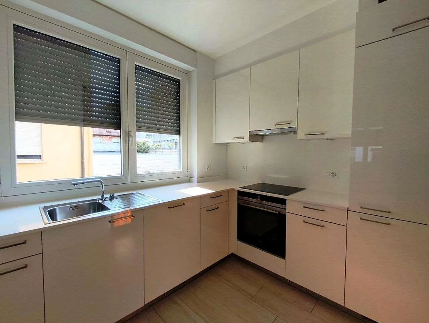 Lugano Cassarate - Splendide 4.5 Pièces (Quatre-pièces) dans un Quartier Résidentiel - Photo 4 sur 8