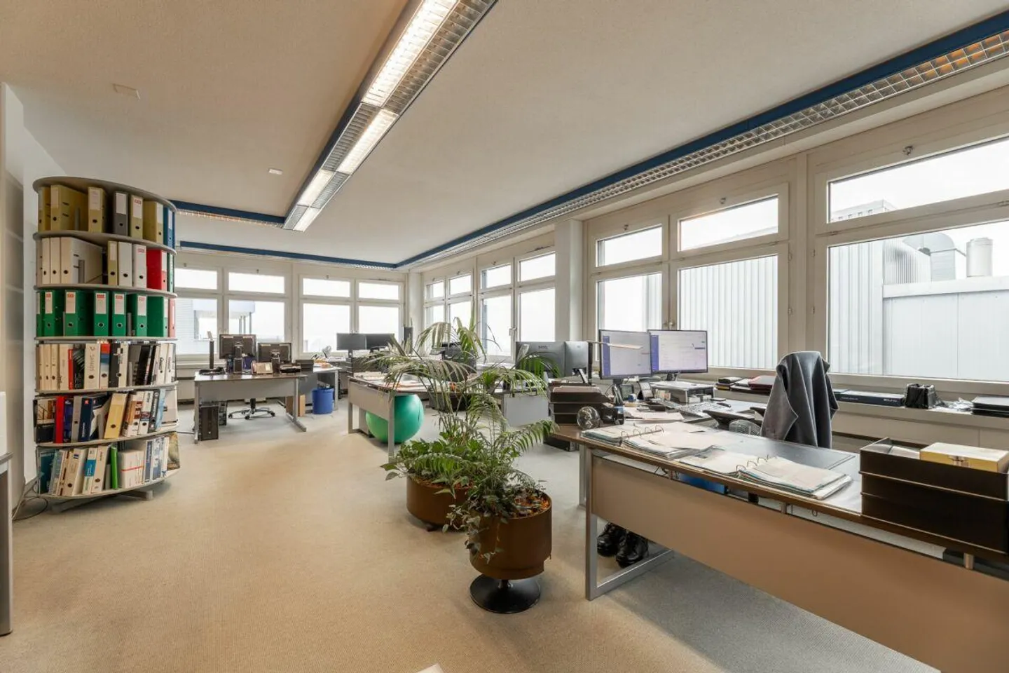 Espaces commerciaux polyvalents - Bureau et espace de stockage - Photo 3 sur 12