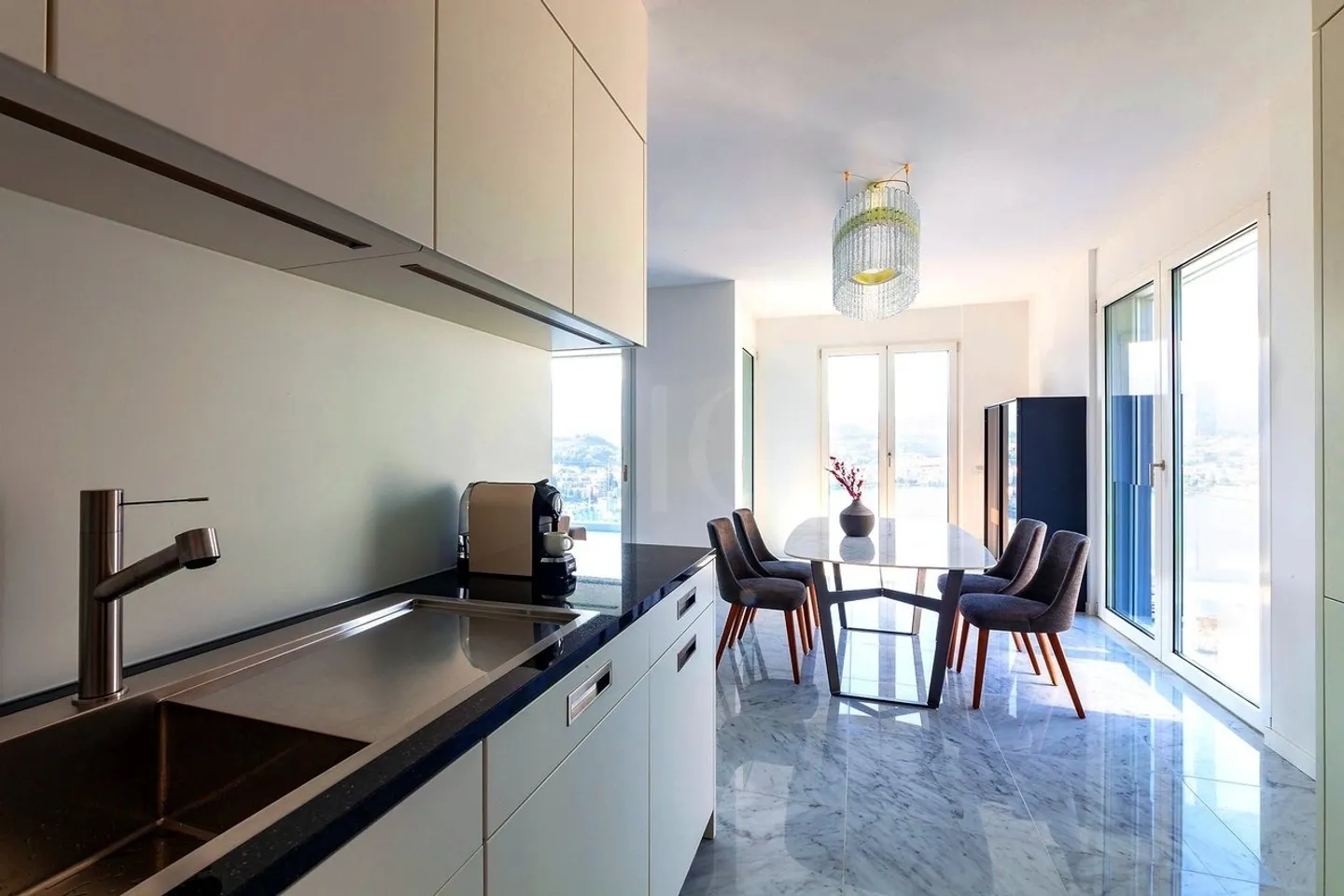 Luxurious 4.5-Room Penthouse with Pool in Paradiso - Photo 6 of 10