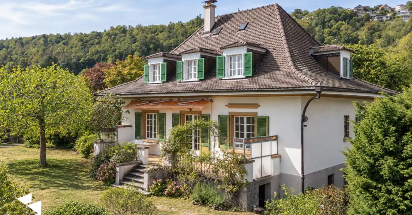 Spacious 7.5-Room Villa with Panoramic View - Photo 1 of 13
