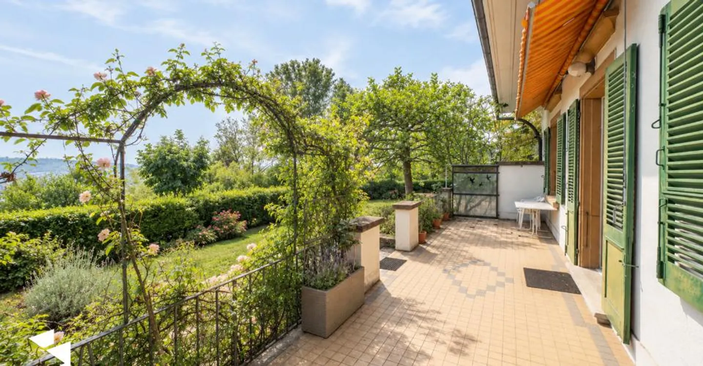 Spacious 7.5-Room Villa with Panoramic View - Photo 2 of 13