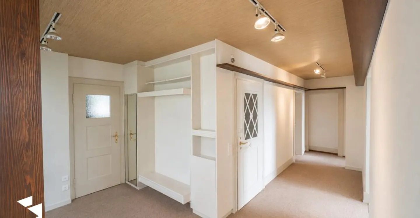 Spacious 7.5-Room Villa with Panoramic View - Photo 6 of 13
