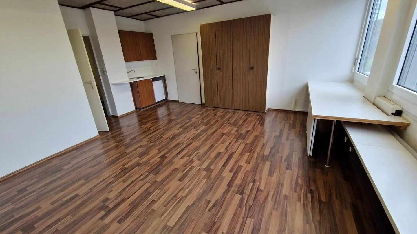 Bureaux de 62 m2 avec placards intégrés dans le meilleur emplacement à Oberwil - Photo 3 sur 6