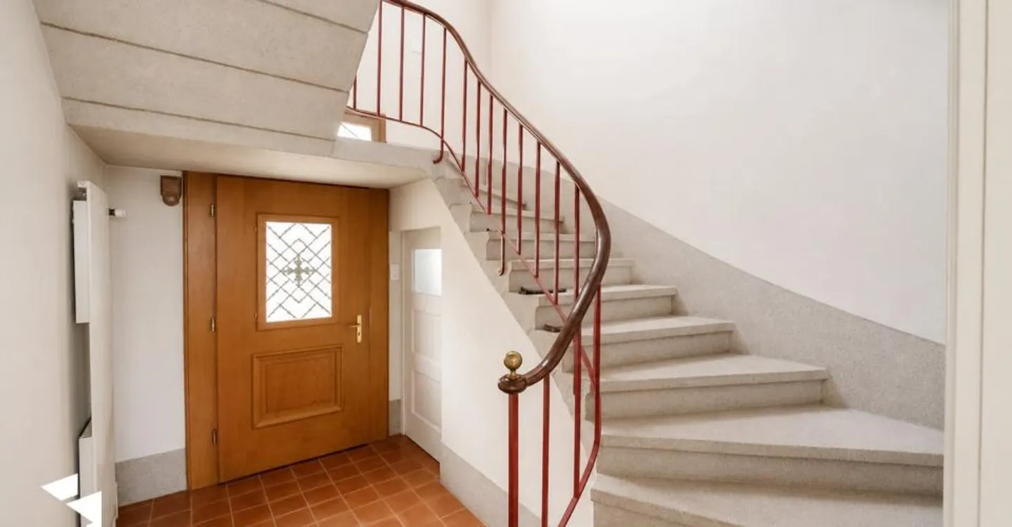Spacious 7.5-Room Villa with Panoramic View - Photo 9 of 13