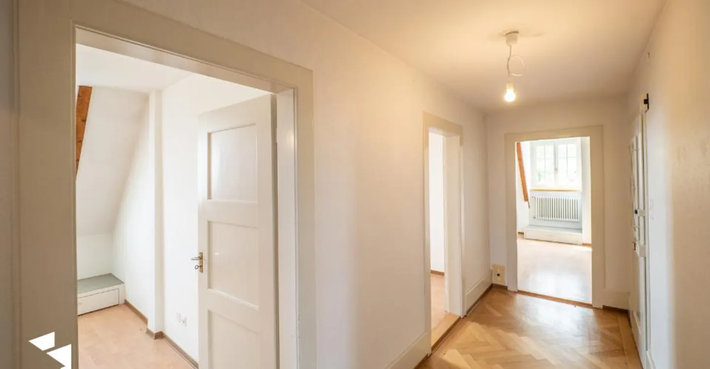 Spacious 7.5-Room Villa with Panoramic View - Photo 10 of 13