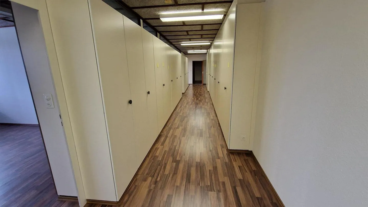 Bureaux de 62 m2 avec placards intégrés dans le meilleur emplacement à Oberwil - Photo 6 sur 6