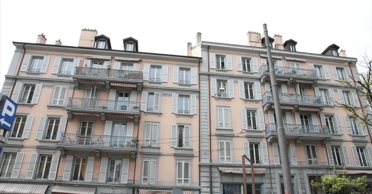 Mixed-use building for rent - Photo 2 of 2