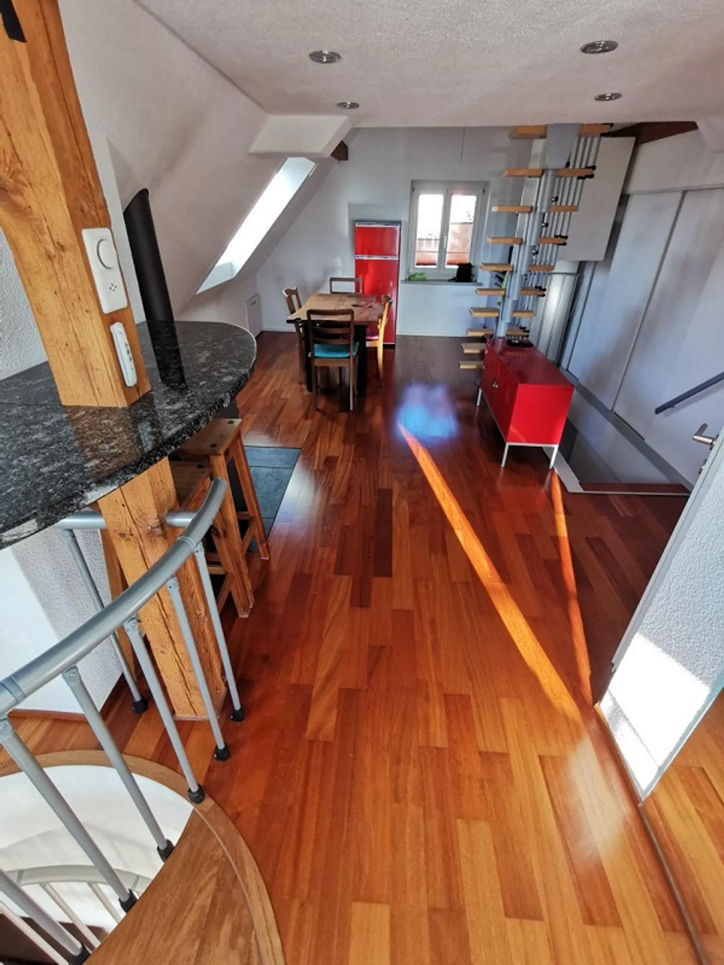 Appartement en duplex de 2,5 pièces avec belle vue - Photo 2 sur 11