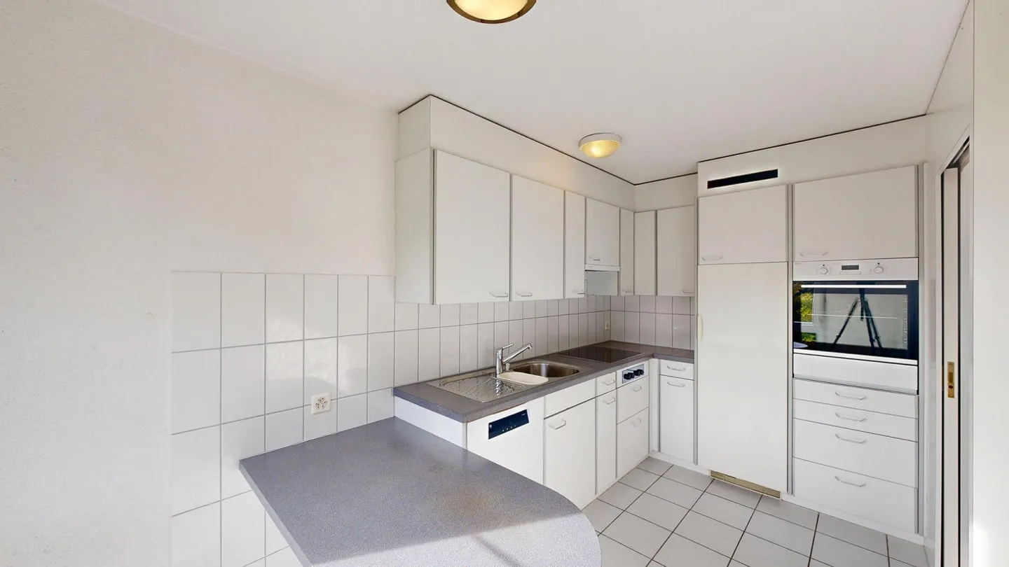 3.5 Room Apartment with Potential in Preferred Location - Photo 4 of 11