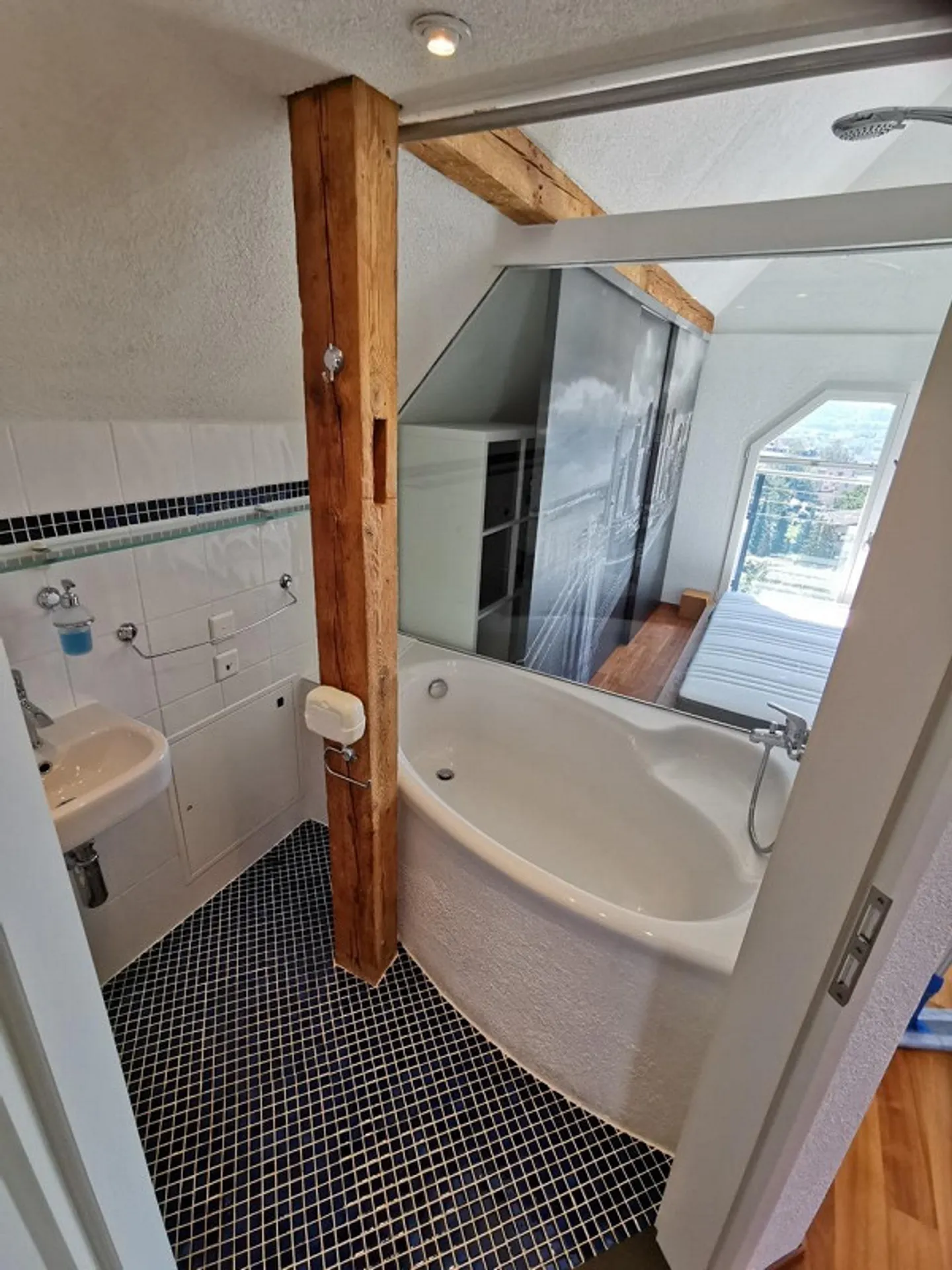 Appartement en duplex de 2,5 pièces avec belle vue - Photo 3 sur 11