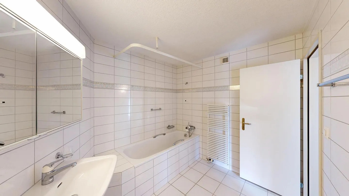 3.5 Room Apartment with Potential in Preferred Location - Photo 7 of 11