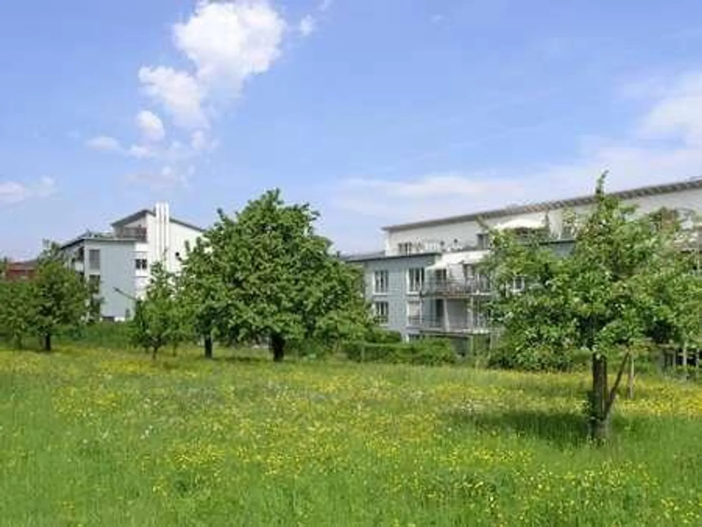 Appartement moderne 3 1/2 pièces avec balcon dans un environnement adapté aux enfants - Photo 2 sur 6