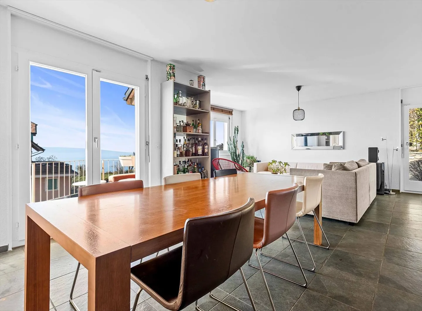 Appartement avec 5.5 pièces dans les combles - Photo 2 sur 13