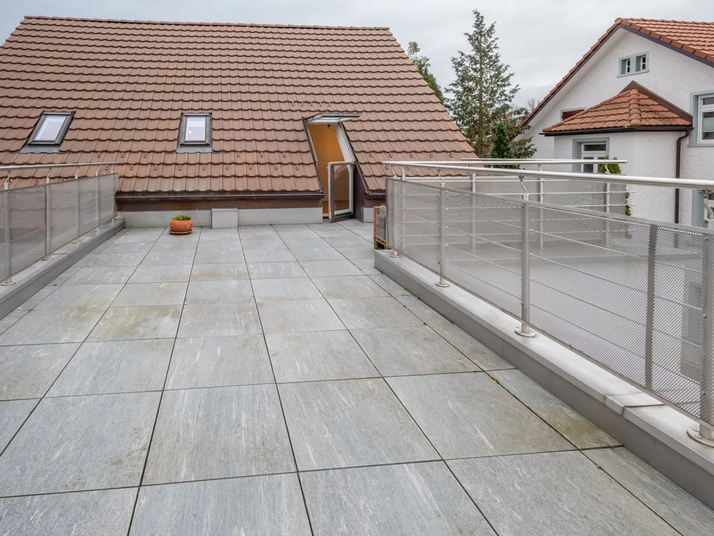 Unico: Appartamento duplex ristrutturato in un vecchio edificio con grande terrazza. - Foto 4 di 21
