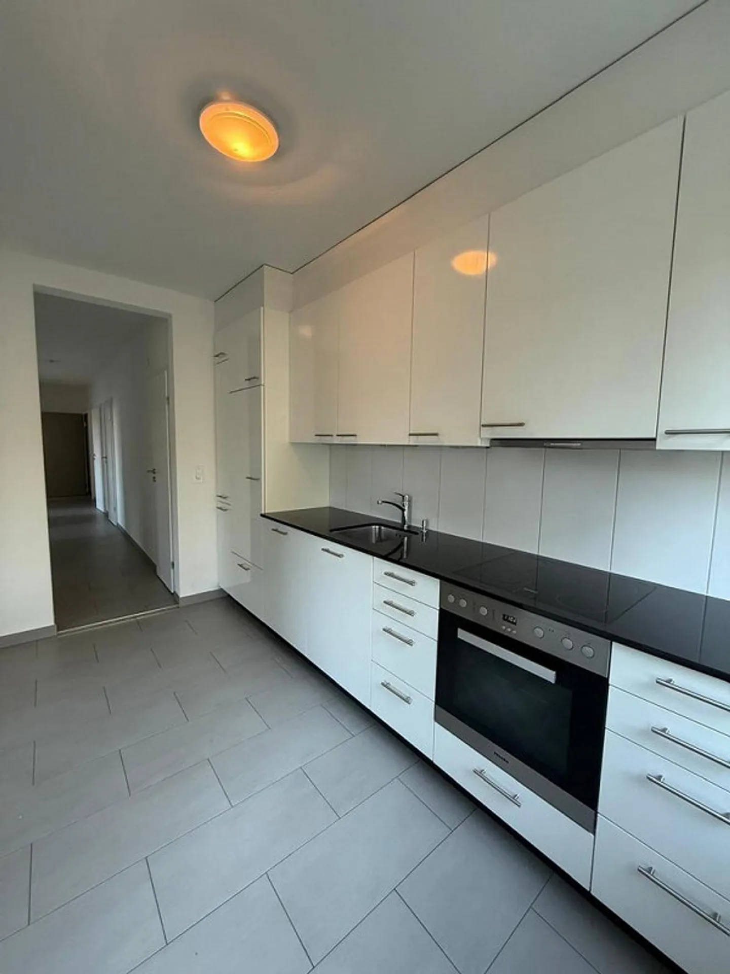 Appartement 4 pièces lumineux rénové au 7ème étage avec balcon - Photo 1 sur 10