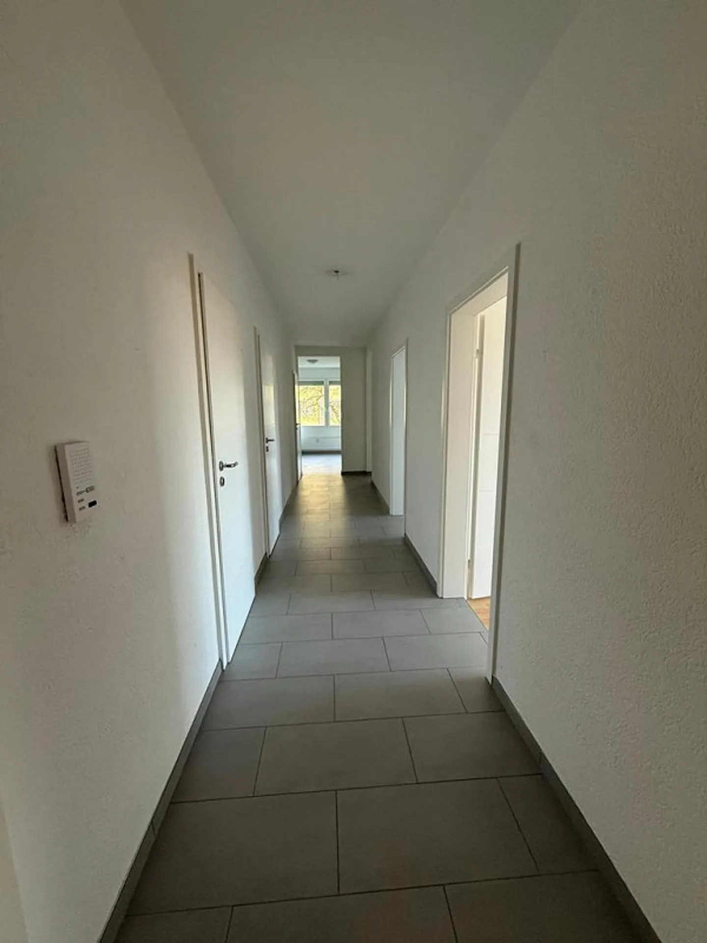 Appartement 4 pièces lumineux rénové au 7ème étage avec balcon - Photo 4 sur 10