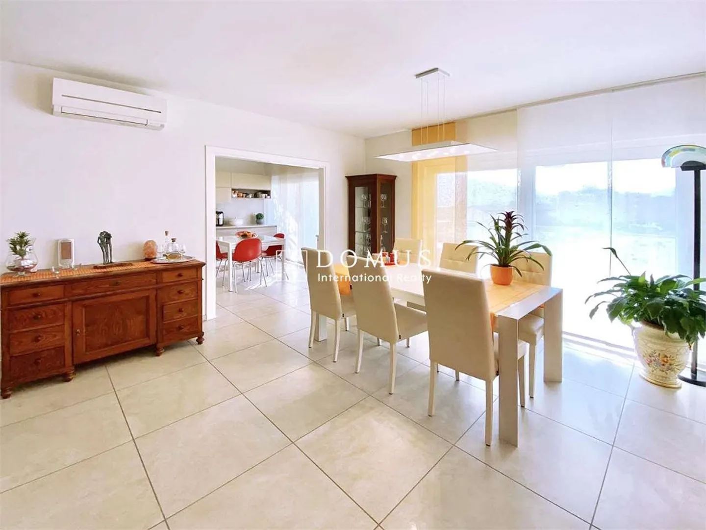 Appartement élégant et spacieux avec terrasse généreuse - Photo 5 sur 13