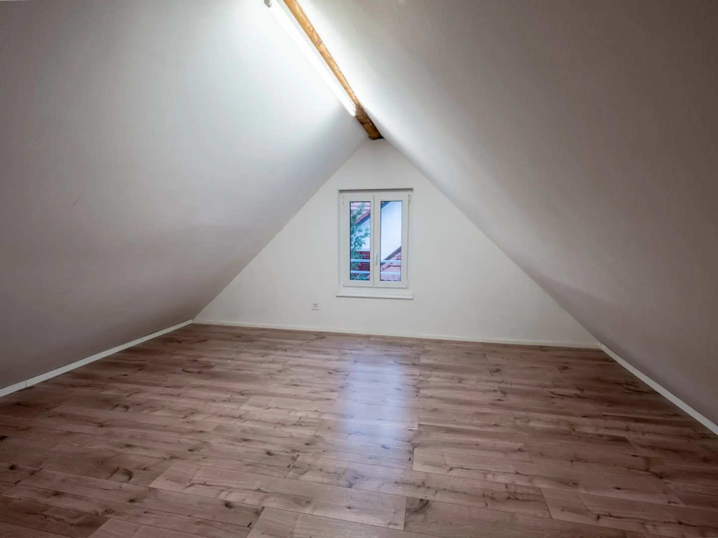 Unico: Appartamento duplex ristrutturato in un vecchio edificio con grande terrazza. - Foto 8 di 21