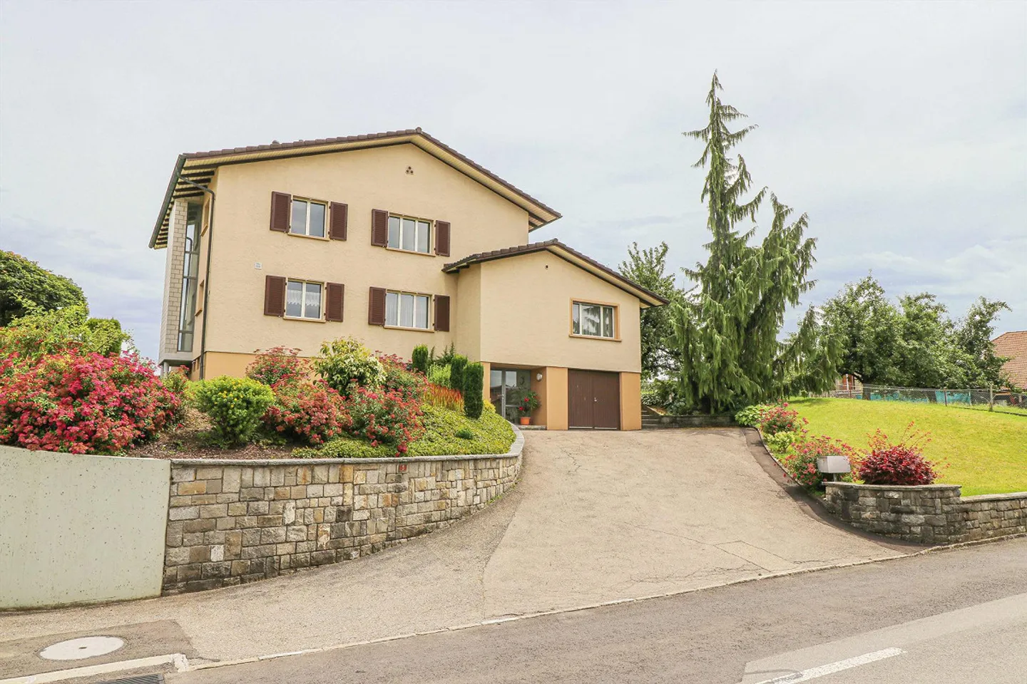 Ampio appartamento di 5½ stanze in una posizione tranquilla - Foto 1 di 7