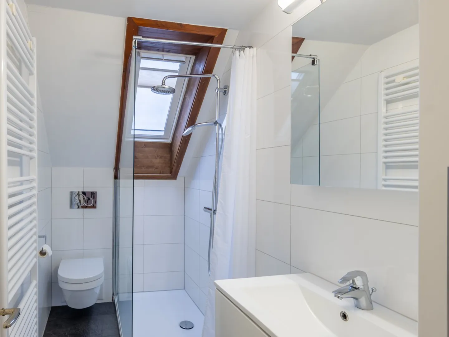 Unico: Appartamento duplex ristrutturato in un vecchio edificio con grande terrazza. - Foto 9 di 21