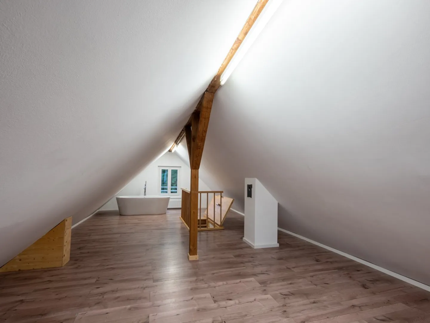 Unico: Appartamento duplex ristrutturato in un vecchio edificio con grande terrazza. - Foto 13 di 21