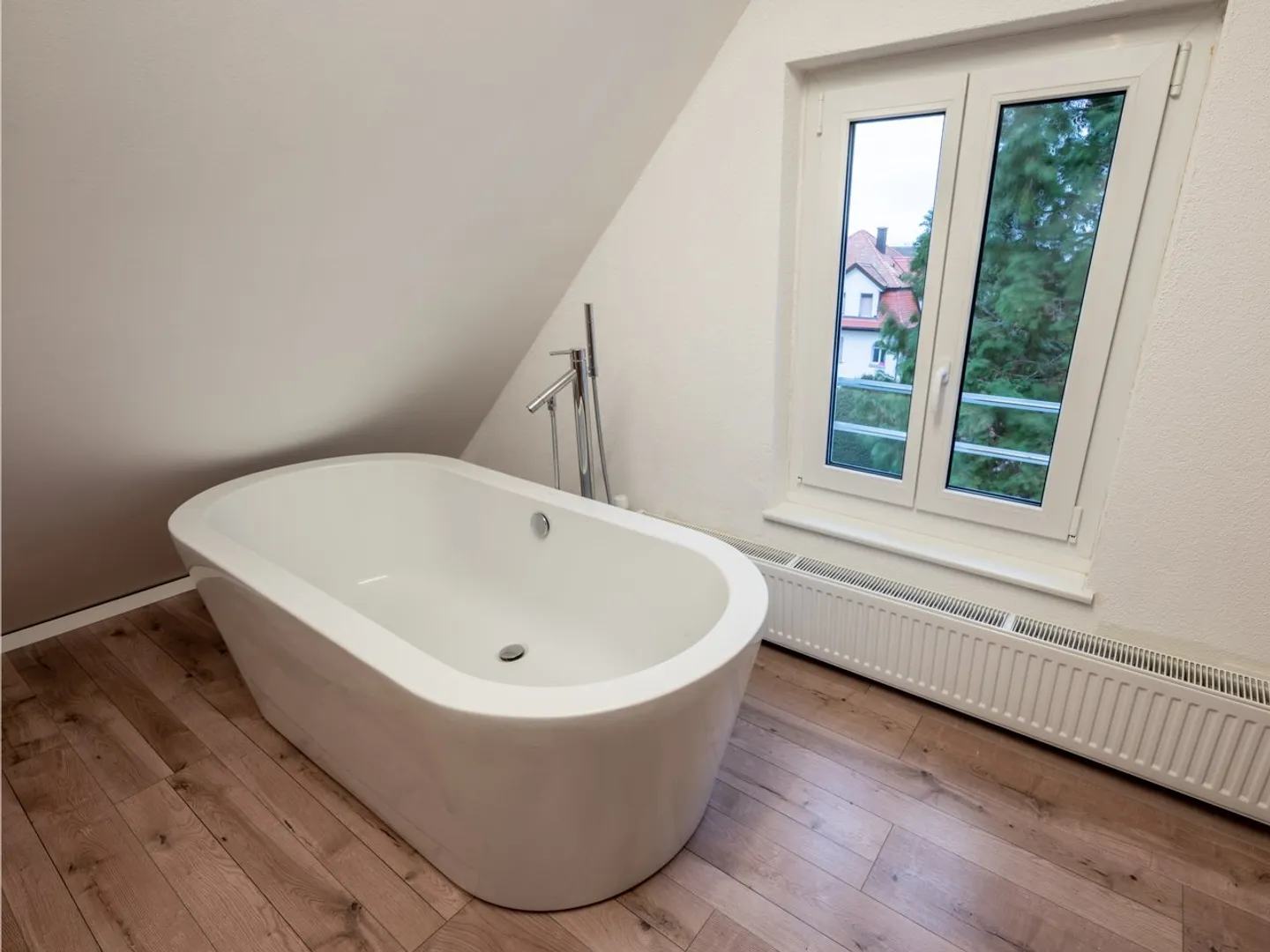 Unico: Appartamento duplex ristrutturato in un vecchio edificio con grande terrazza. - Foto 12 di 21