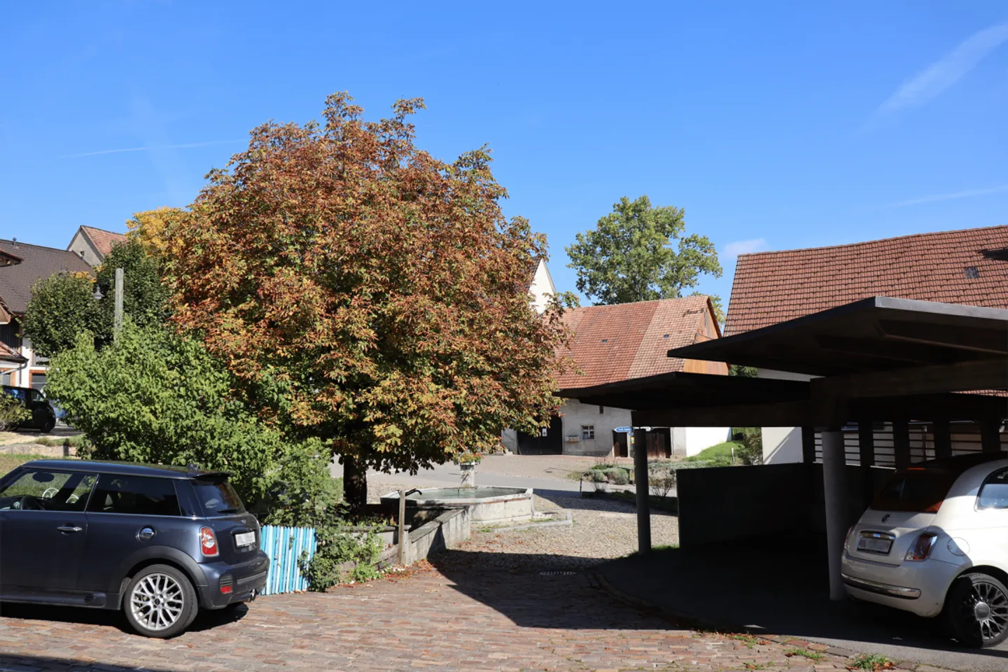 Appartement spacieux de 4,5 pièces dans une ferme rénovée avec charme - Photo 2 sur 25