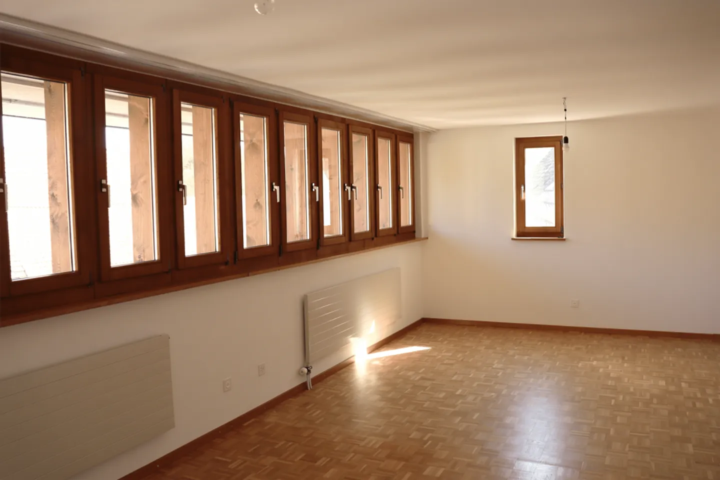 Appartement spacieux de 4,5 pièces dans une ferme rénovée avec charme - Photo 3 sur 25