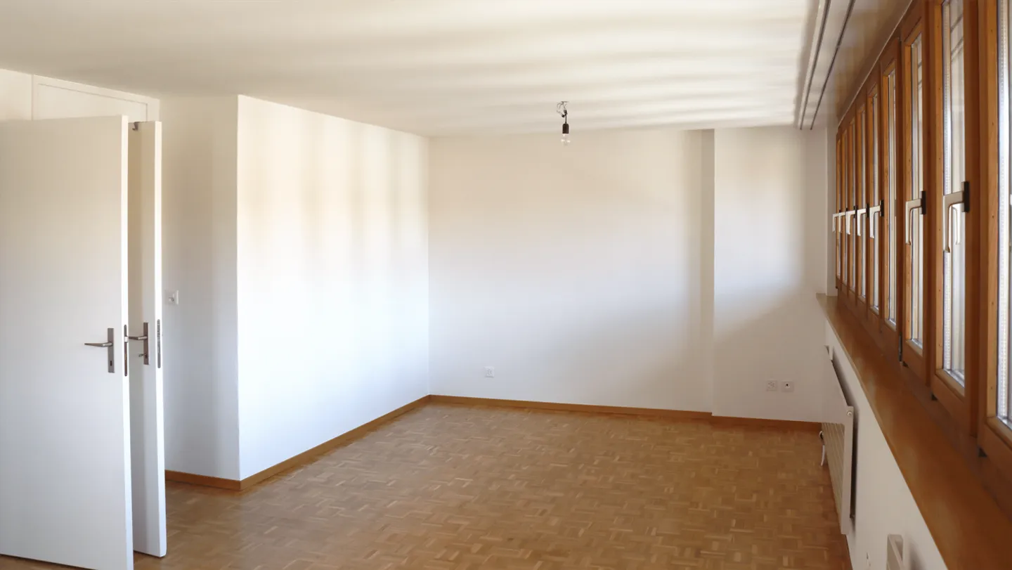 Appartement spacieux de 4,5 pièces dans une ferme rénovée avec charme - Photo 4 sur 25