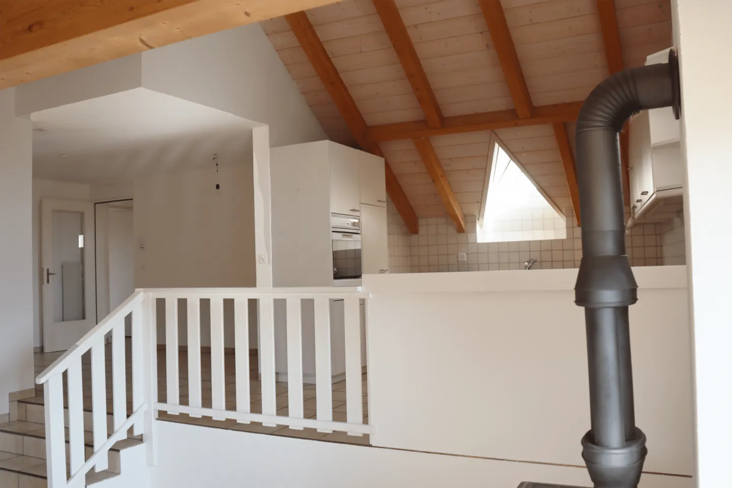 Appartement spacieux de 4,5 pièces dans une ferme rénovée avec charme - Photo 6 sur 25