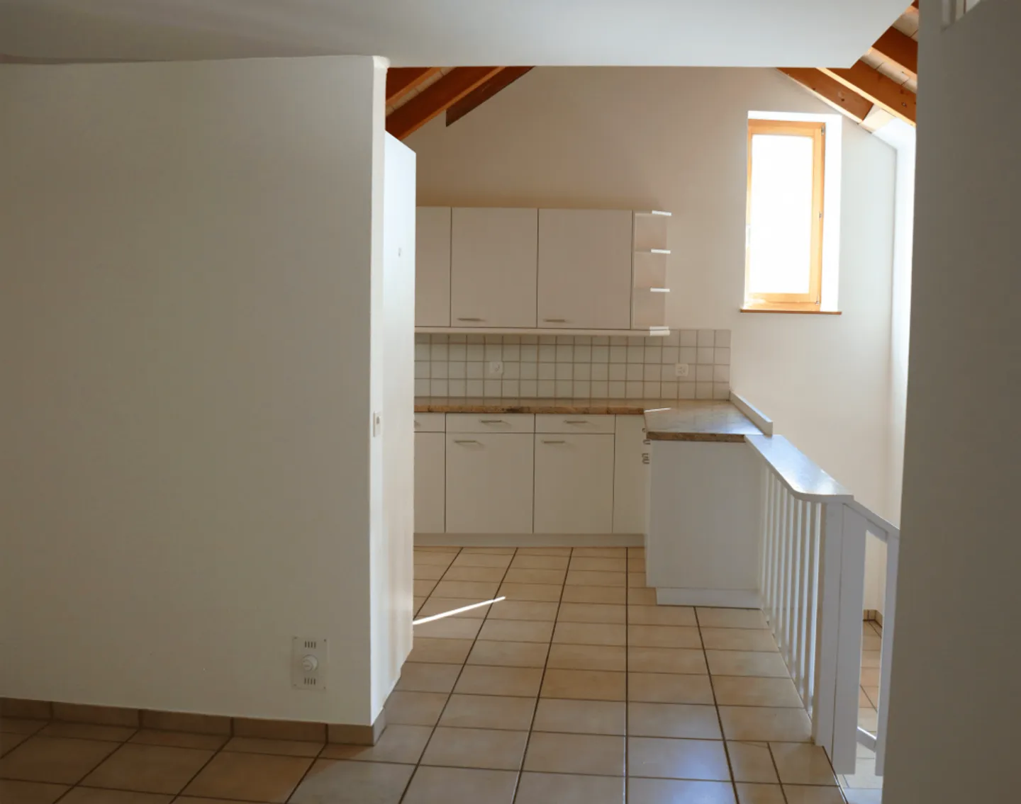 Appartement spacieux de 4,5 pièces dans une ferme rénovée avec charme - Photo 7 sur 25