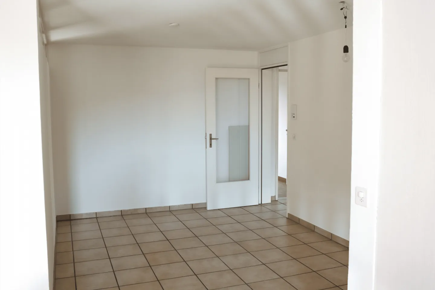 Appartement spacieux de 4,5 pièces dans une ferme rénovée avec charme - Photo 8 sur 25