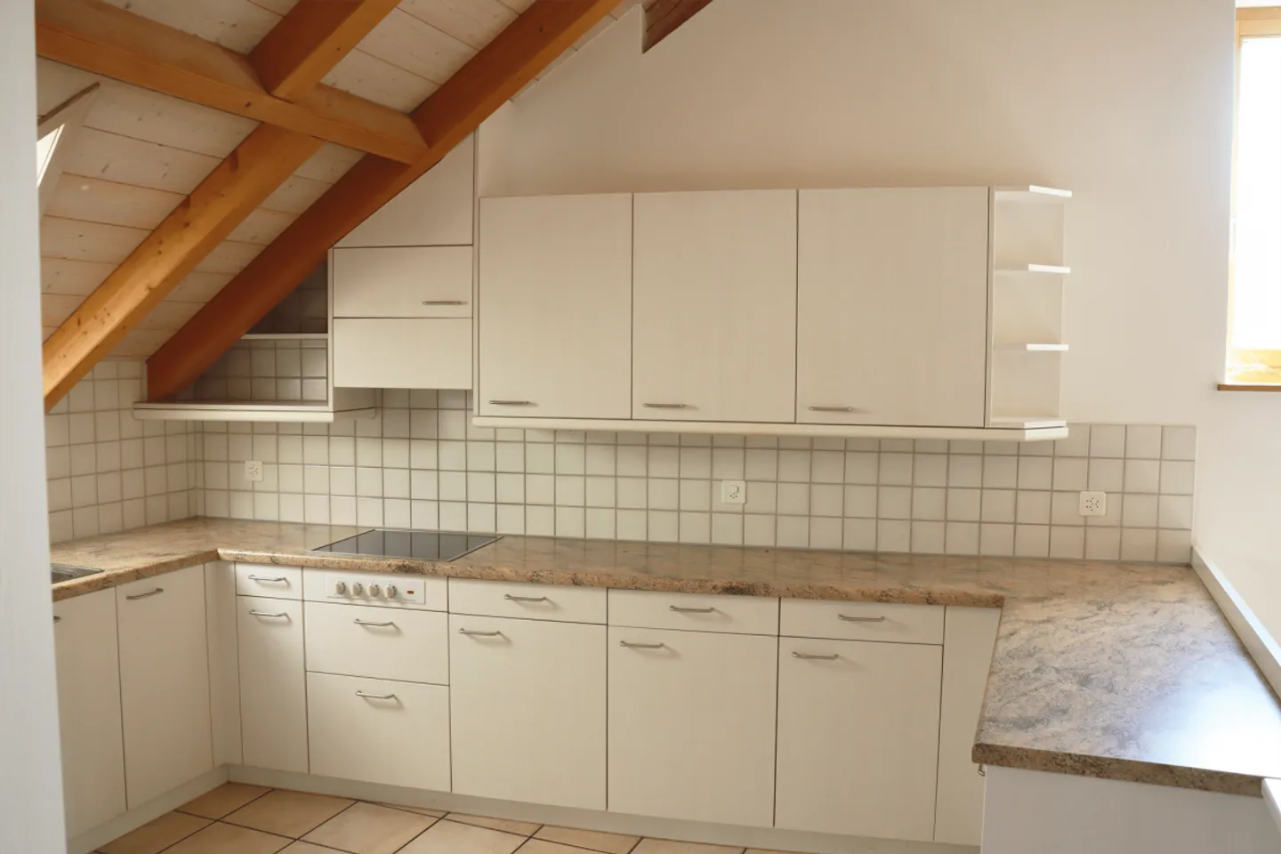 Appartement spacieux de 4,5 pièces dans une ferme rénovée avec charme - Photo 9 sur 25