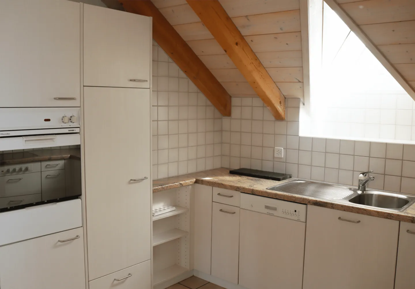Appartement spacieux de 4,5 pièces dans une ferme rénovée avec charme - Photo 10 sur 25