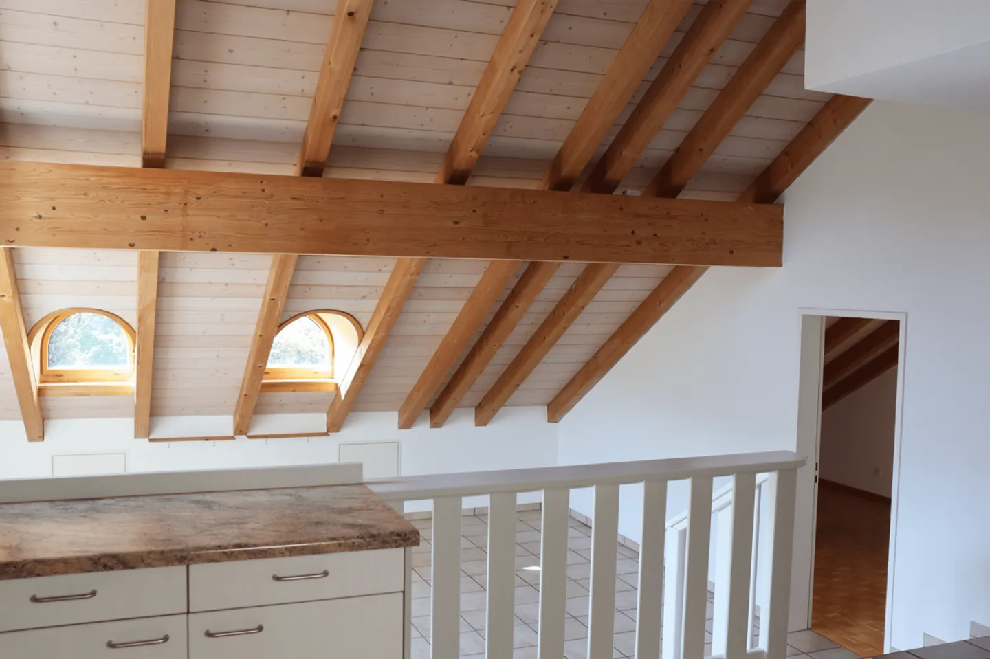 Appartement spacieux de 4,5 pièces dans une ferme rénovée avec charme - Photo 11 sur 25