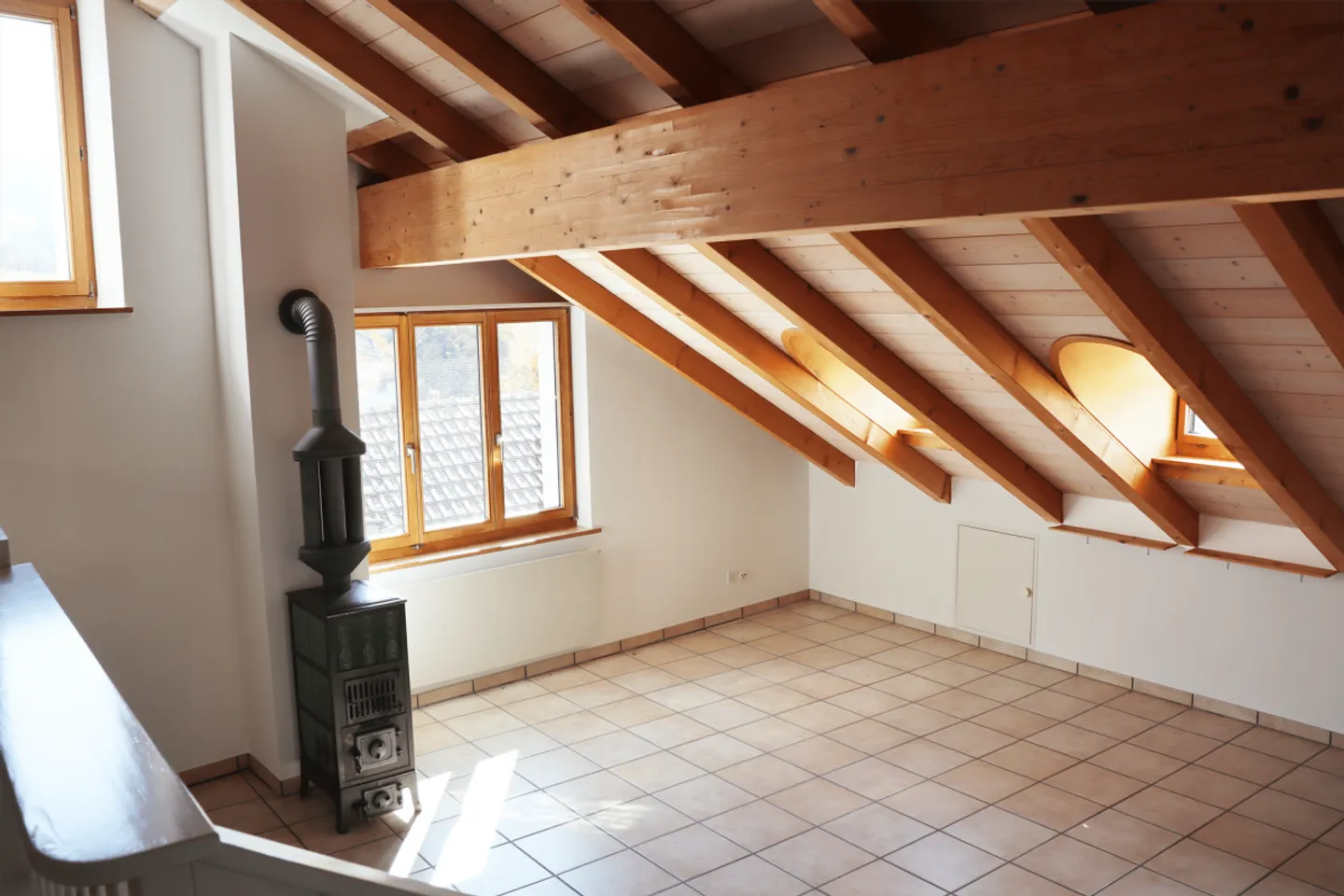 Appartement spacieux de 4,5 pièces dans une ferme rénovée avec charme - Photo 13 sur 25