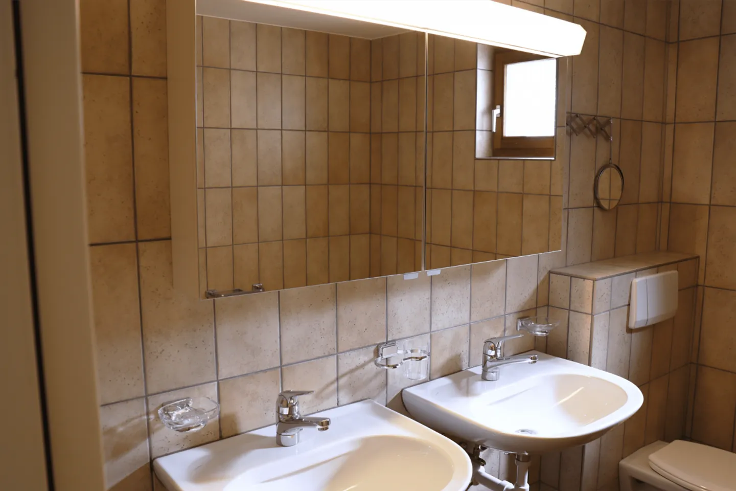 Appartement spacieux de 4,5 pièces dans une ferme rénovée avec charme - Photo 15 sur 25